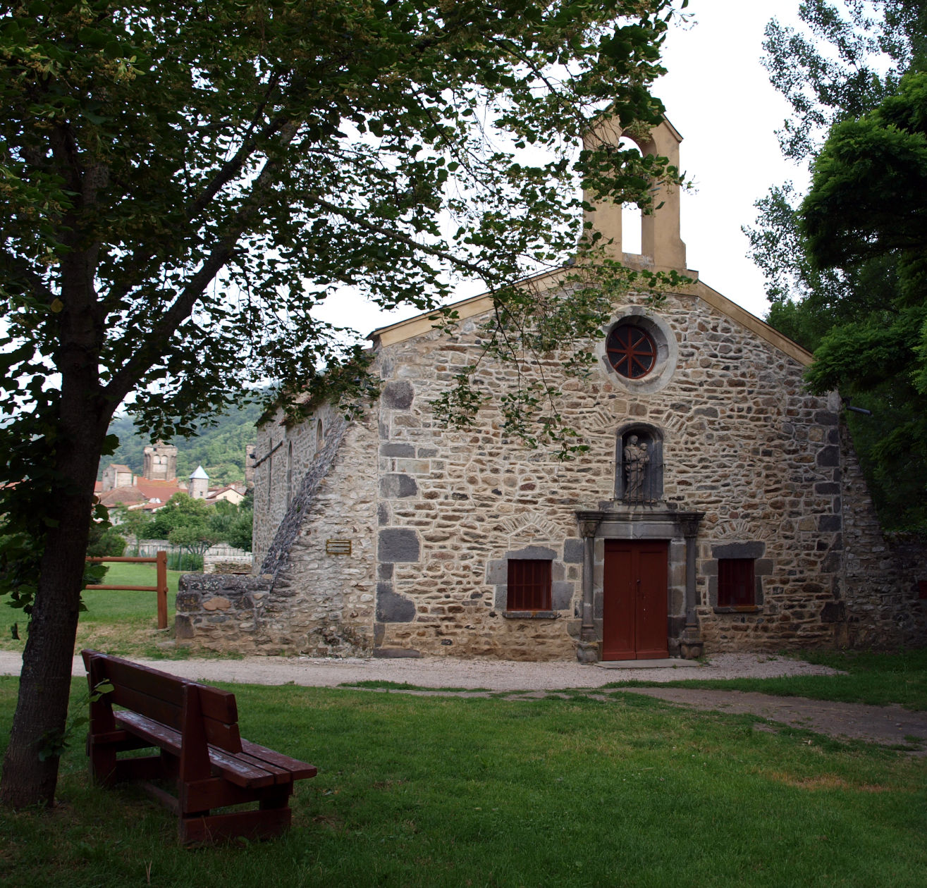 la chapelle de Blesle, légèrement isolée du village
