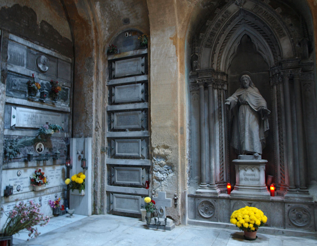 Galerie intérieure de la partie centrale du cimetière