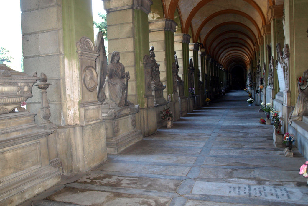 Galerie et ses statues, cimetière de Gênes