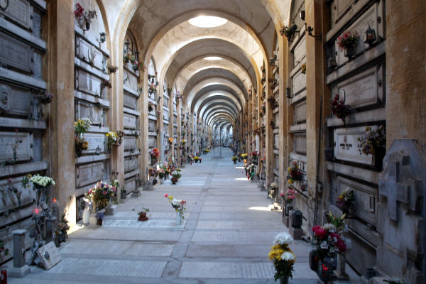 L'une des galeries du cimetières de Staglieno