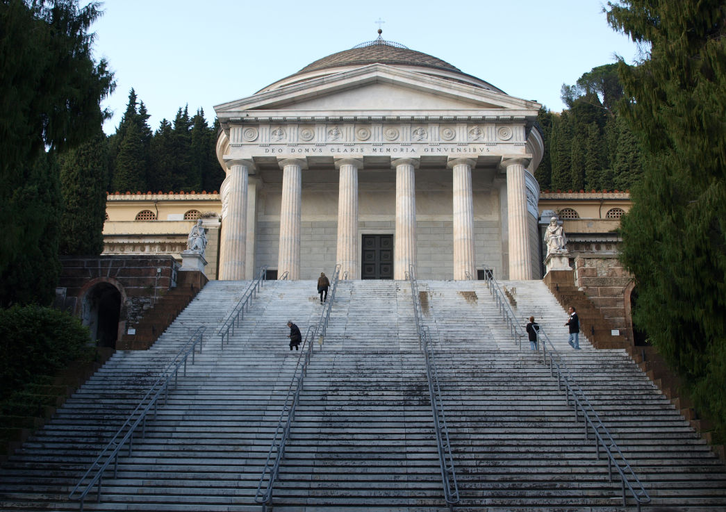 Le panthéon du cimetière de Gênes et les nombreuses marches pour y accéder