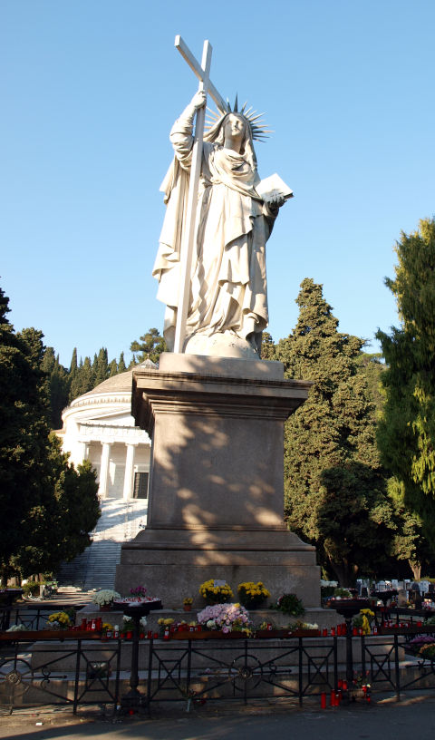 Statue devant le panthéon, cimetières de Gênes