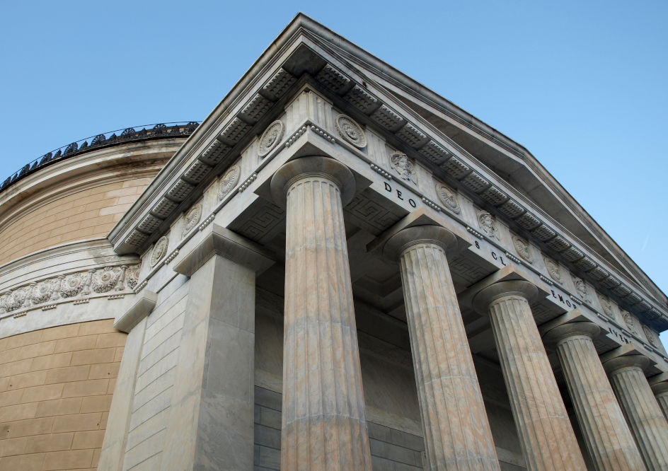 Zoom sur la façade du Panthéon, cimetière de Gênes