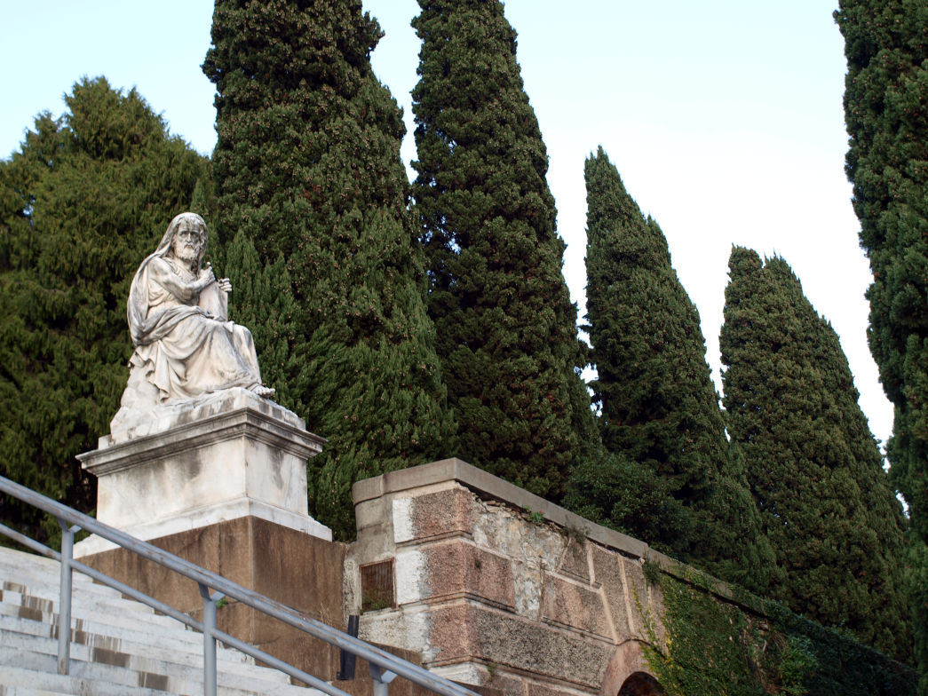 Statue devant le panthéon, cimetières de Gênes