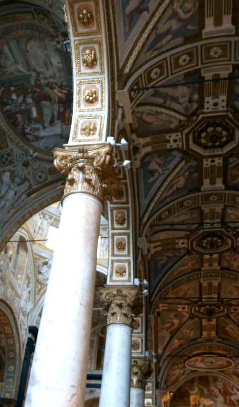 Zoom sur les peintures au plafond - eglise san matteo