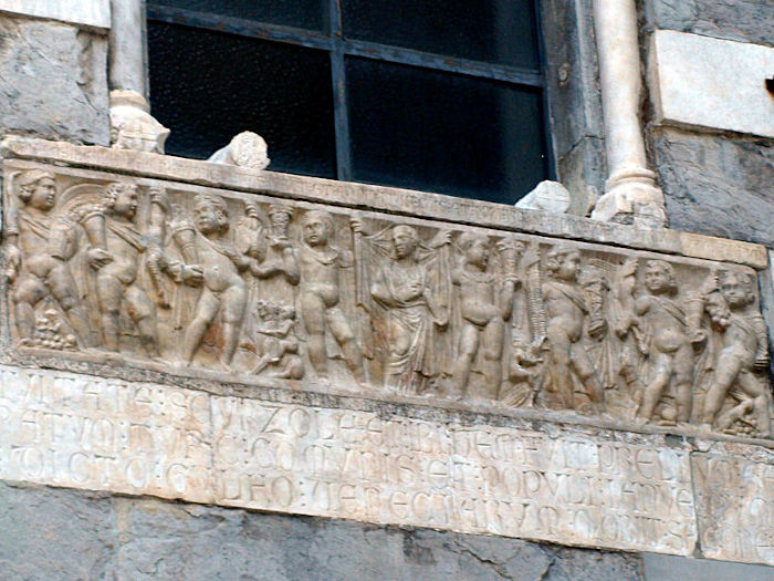 Le sarcophage romain sur la facade de l'église San Matteo