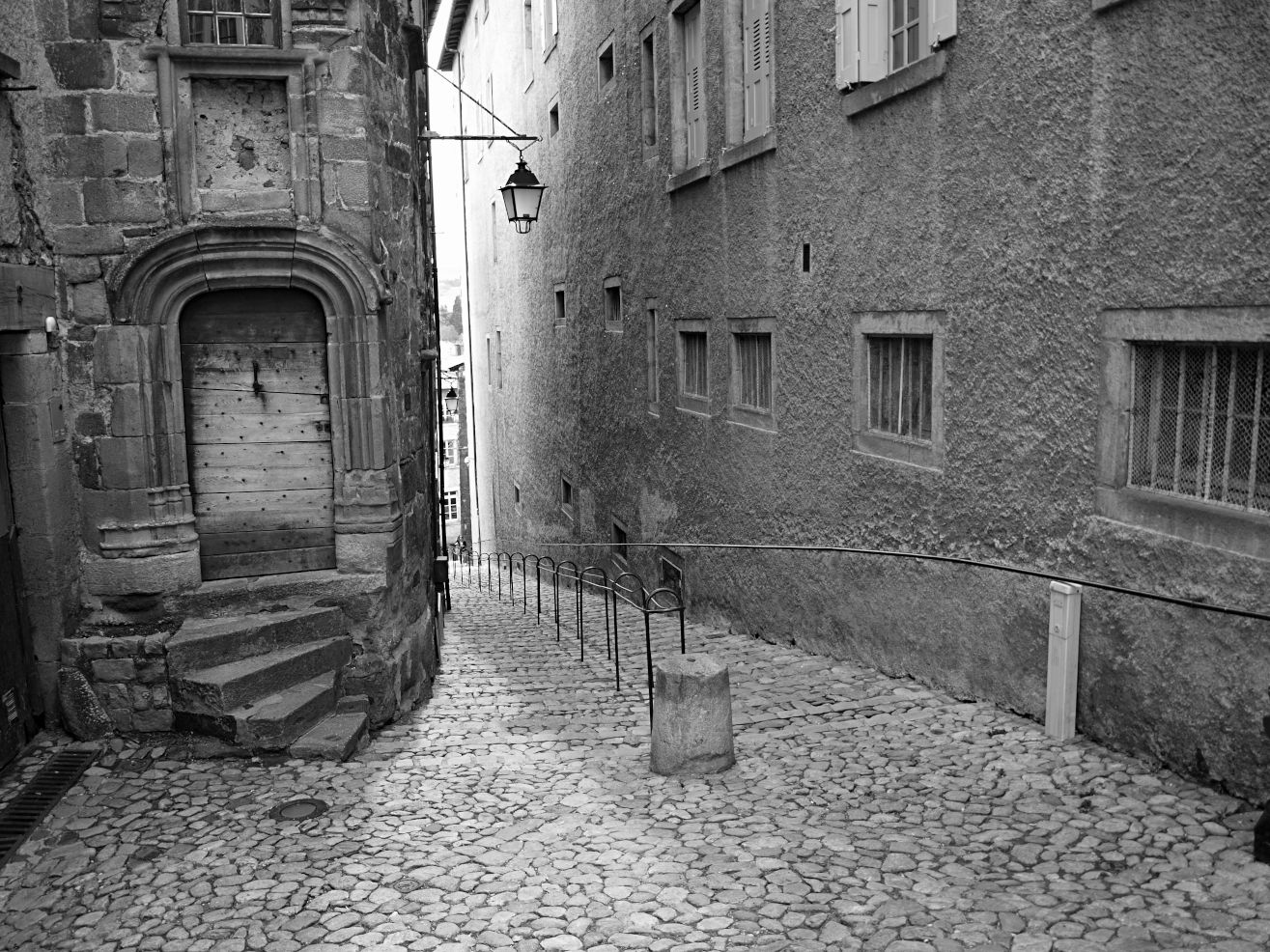 La rue Rochetaillade, rue pavée au Puy-en-Velay