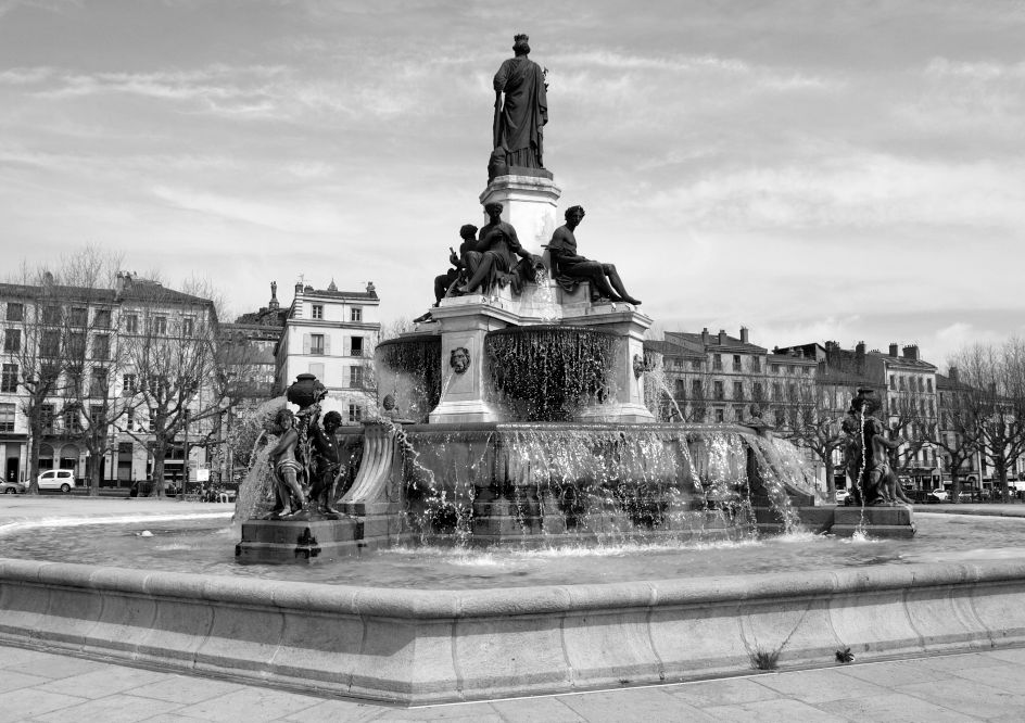 La fontaine, place du Breuil, au Puy-en-Velay