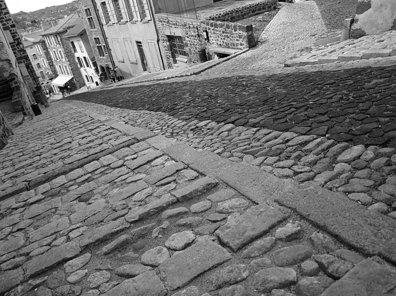 La rue pavée de la cathédrale du Puy-en-Velay 